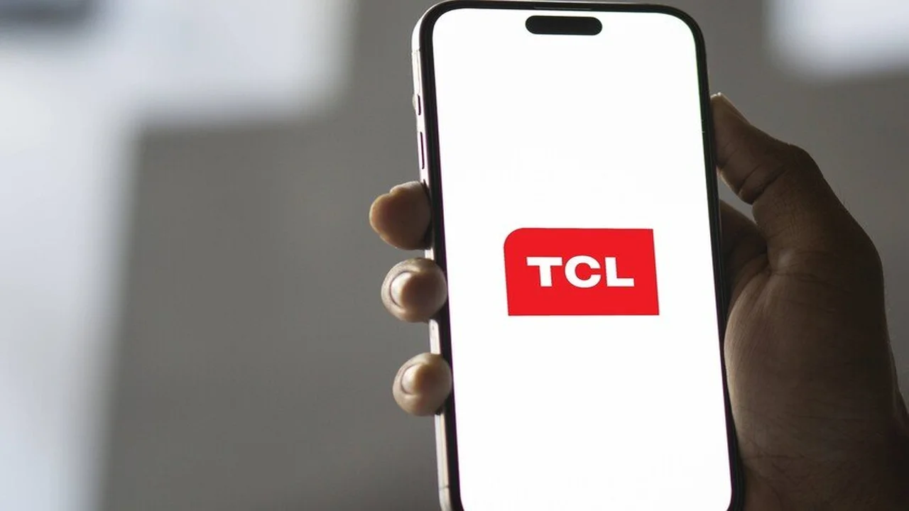 بقدرات شحن فائقة.. هاتف TCL K70 Power يقود عودة الشركة لسوق الموبايلات ومنصات المنافسة